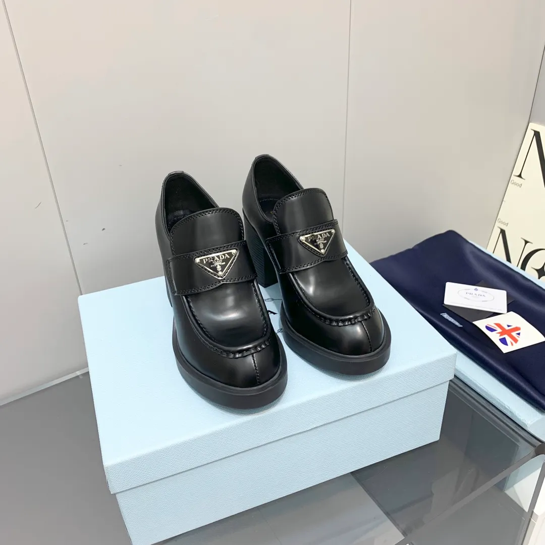 ✨Ex-factory price p520✨ Women's shoes, women's clothing, ✨Ex-factory price prada Prada 2022 autumn and winter high-heeled loafers, classic triangular loafers, high-heeled style. The slightly wide shoe shape is matched with a thick high-heeled shape, which is very coordinated. It does not feel clumsy at all, and the one-piece sole has the comfort of sports shoes. You can instantly increase your height by 7.5cm after wearing it. A must-have item that combines both beauty and comfort! The upper is made of imported cowhide (open-edge beaded cowhide, cow patent leather) and the lining is lambskin!
